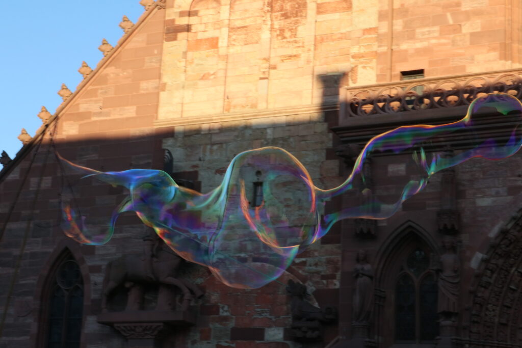 Riesenseifenblasen am Münster in Basel